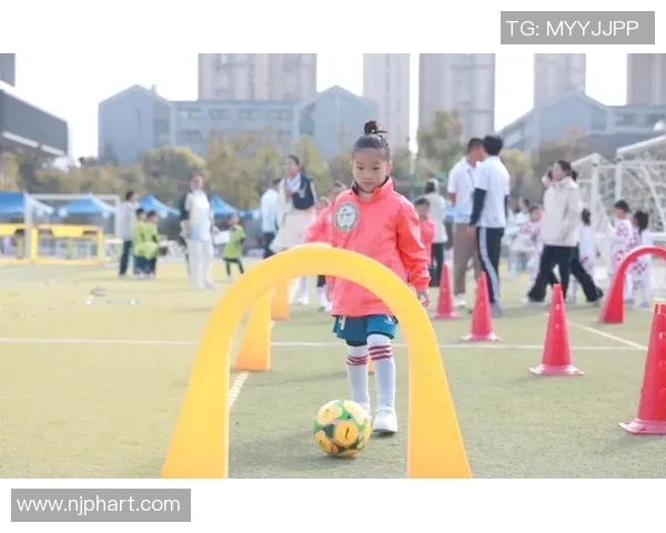 足球明星与小朋友畅谈梦想与足球的快乐时光